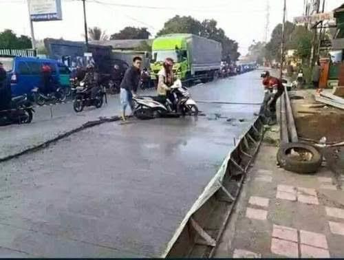 Tips Menghindari Emak-Emak Arogan Di Jalan. 