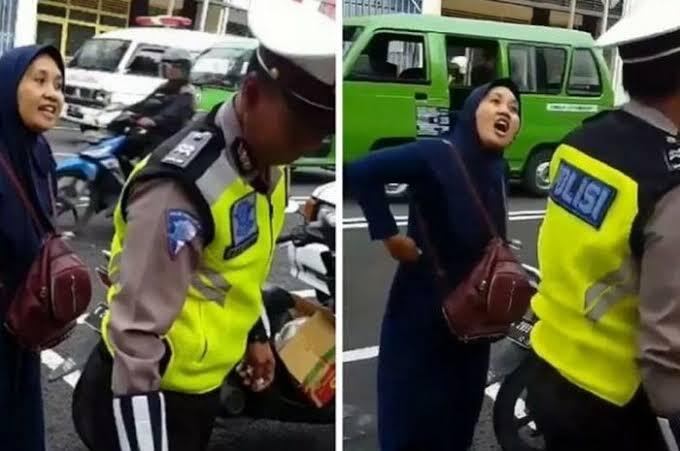 Tips Menghindari Emak-Emak Arogan Di Jalan. 