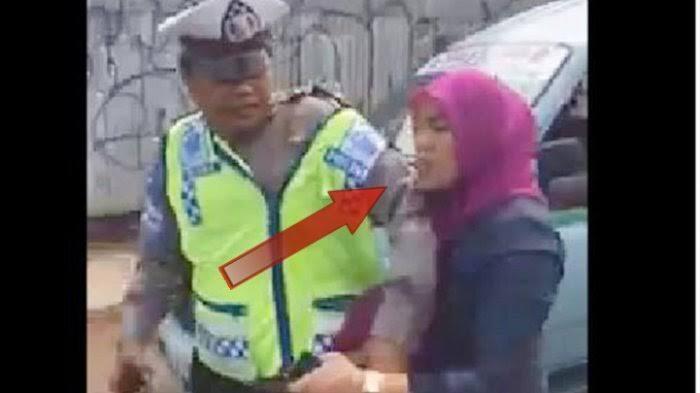 Tips Menghindari Emak-Emak Arogan Di Jalan. 