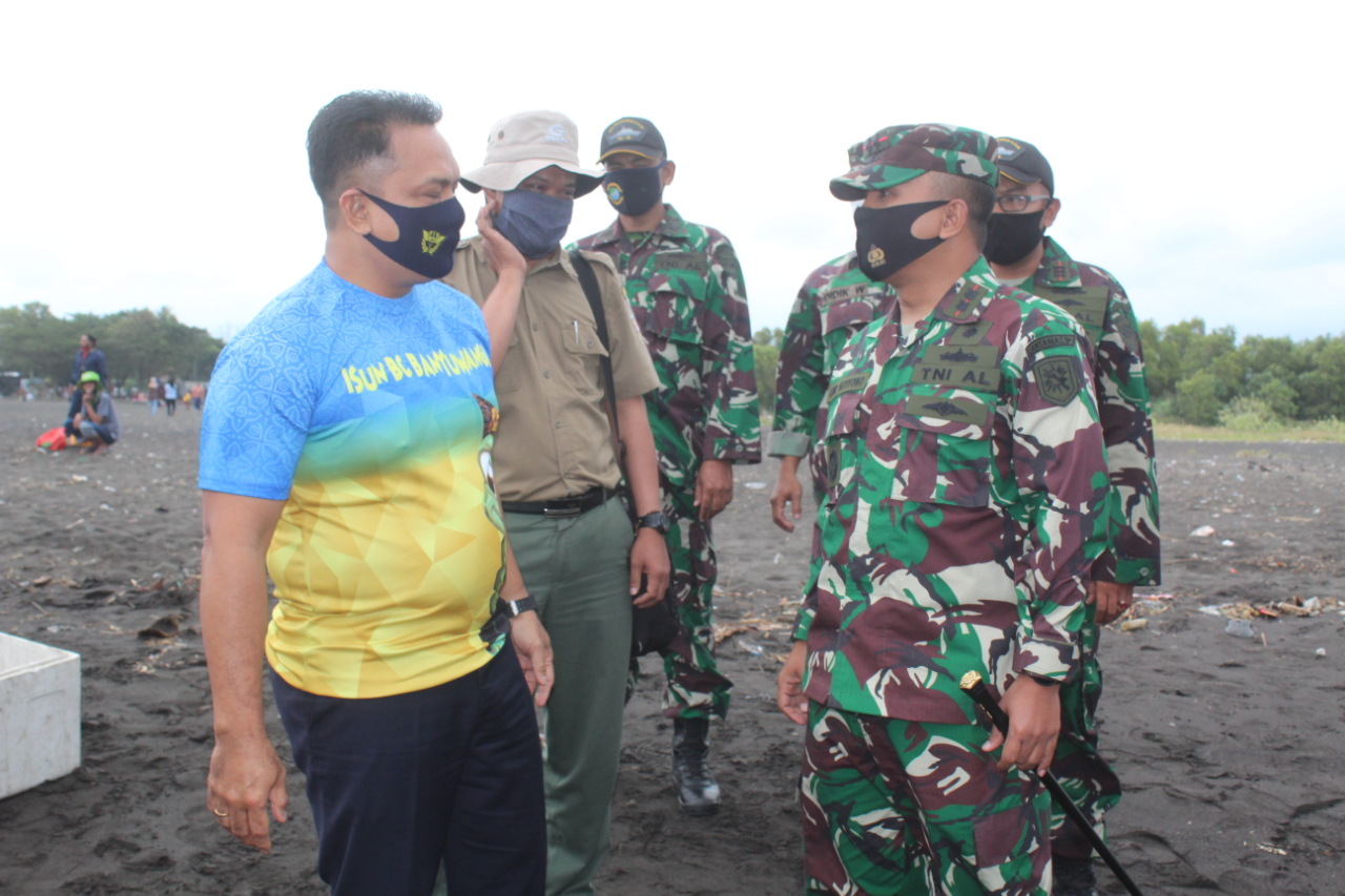 Komandan Lanal Banyuwangi Bersama BBKSDA Jawa Timur Lepas 581 Tukik