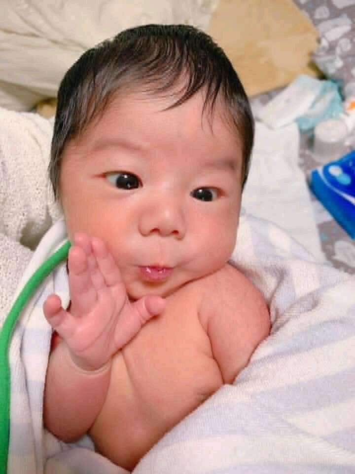 Ekspresi Bayi Baru Lahir Ini Bikin Gagal Paham