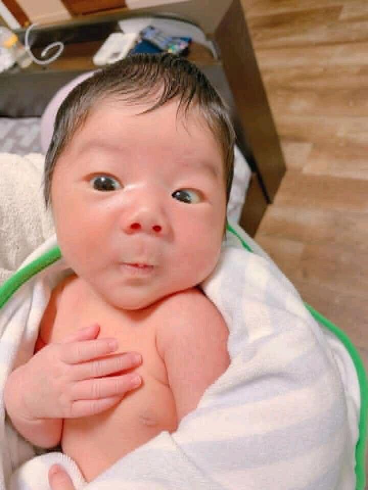 Ekspresi Bayi Baru Lahir Ini Bikin Gagal Paham