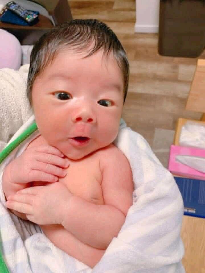 Ekspresi Bayi Baru Lahir Ini Bikin Gagal Paham
