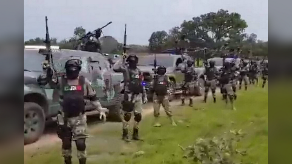 Heboh video Tentara Khusus Kartel Narkoba CJNG Pamer Senjata dan Mobil lapis Baja
