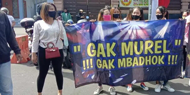 Ketika Para Purel Demo, Tulisan di Spanduk: Gak Murel, Gak Mbadok !