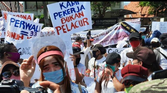 Ketika Para Purel Demo, Tulisan di Spanduk: Gak Murel, Gak Mbadok !