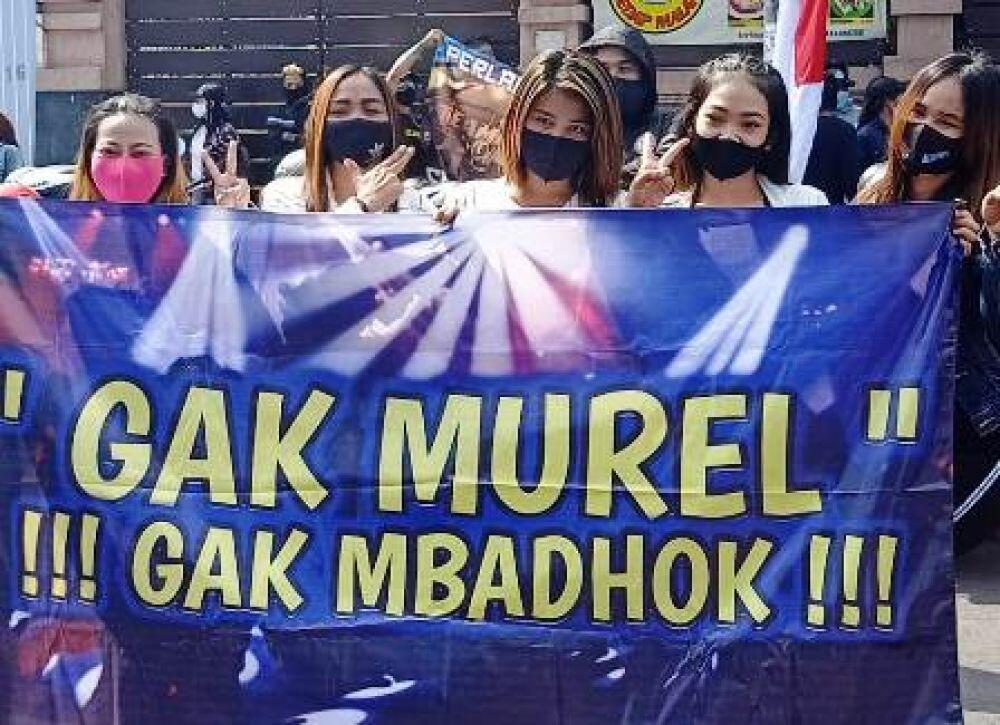 Ketika Para Purel Demo, Tulisan di Spanduk: Gak Murel, Gak Mbadok !