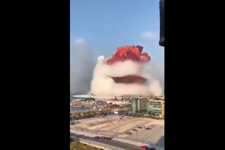 &#91;FOTO &amp; VIDEO&#93; Detik-detik Ledakan Besar Guncang Pesisir Beirut, Lebanon
