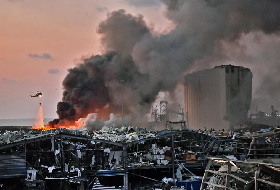 &#91;FOTO &amp; VIDEO&#93; Detik-detik Ledakan Besar Guncang Pesisir Beirut, Lebanon