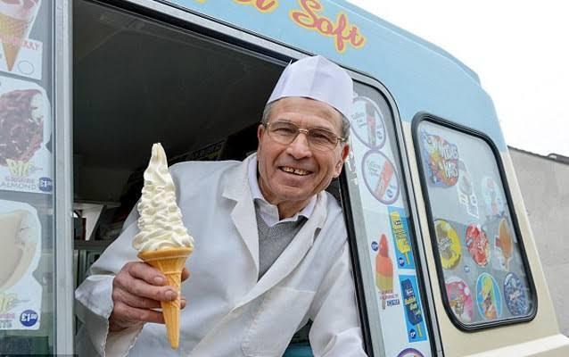 Dagangan Gak Laku Kakek Penjual Es Krim Ketiduran Di Pinggir Jalan