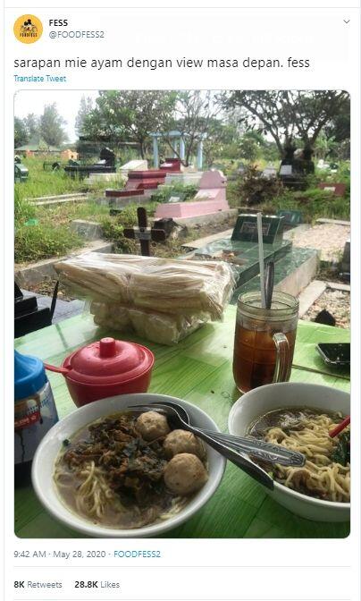 Viral Makan Mie Ayam di Kuburan, Bikin Ingat Dosa dan Akhirat
