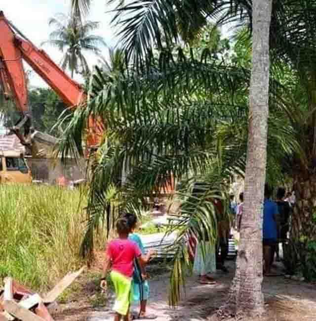 Istri Tua Berang dengan Istri Muda, Akhirnya Rumah Ancur Gegara Buldoser!