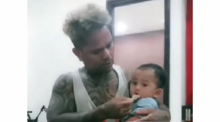 Benarkah Pria Bertato Itu Preman? Lihat Video Ayah Penuh Tato yang Suapi Bayinya Ini!
