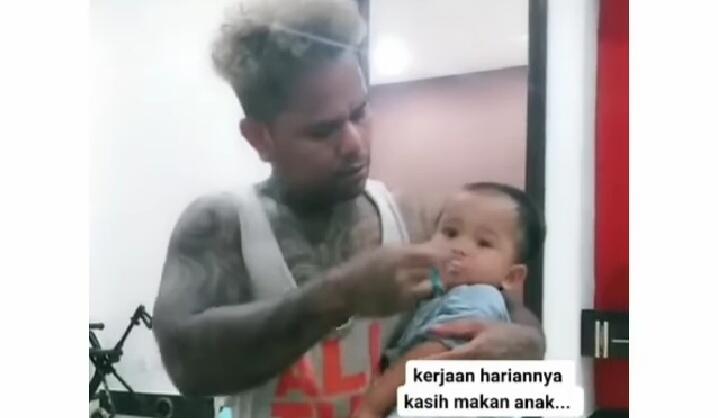 Benarkah Pria Bertato Itu Preman Lihat Video Ayah  Penuh 