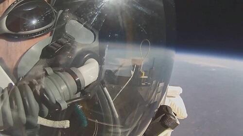 Alan Eustace, manusia yang nekat lompat dari ketinggian 41 kilometer ke bumi!