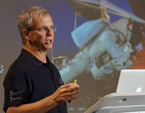 Alan Eustace, manusia yang nekat lompat dari ketinggian 41 kilometer ke bumi!