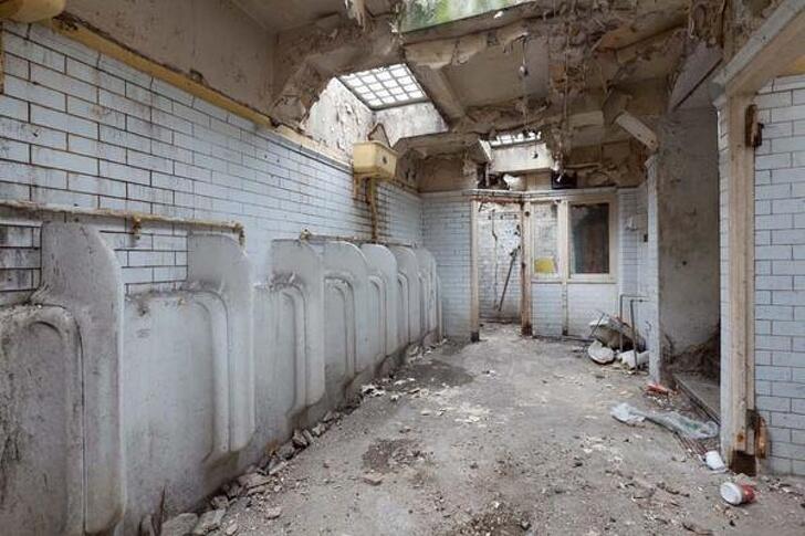 Bangun Bekas Toilet Ini Berhasil Dirubah Menjadi Rumah Super Mewah