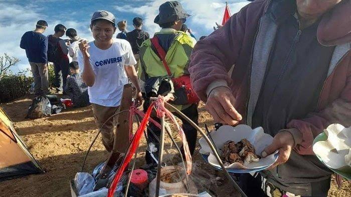 Tukang Bakso Di Puncak Gunung Cikuray, Garut