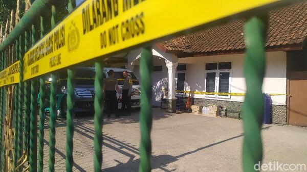 Polisi Geledah 6 Ruangan di Rumah Mewah 'Big Boss' Paket Kurban Cianjur