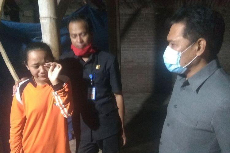 Tinggal di Bekas Kandang Ayam, Siswi SMK Ini Tetap Gigih Sekolah Sambil Bekerja