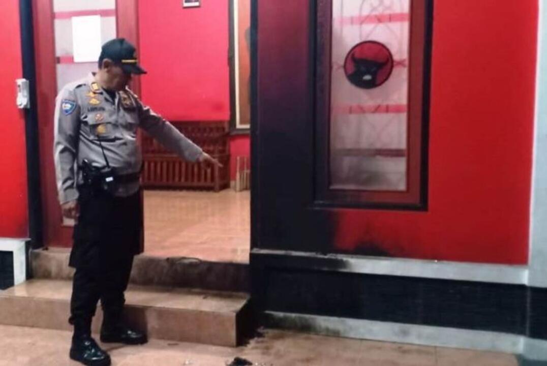 OMG Kantor  PDI P Cianjur Dilempar Bom Molotov Pintu  