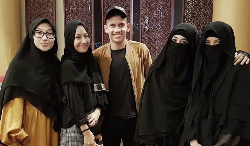 6 selfie manis ADIBA putri sulung Alm UJE beserta Hubungan asmaranya bersama EGI