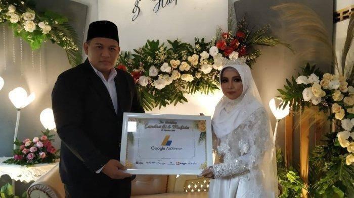Nggak Biasa, Pria ini Nikah Pakai Google Adsense dan Hosting Web Unlimited