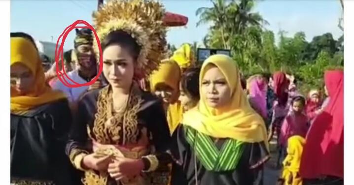 Miris, Pengantin Wanita Menangis Peluk Mantan Pacar yang Hadiri Acara Perjodohannya!