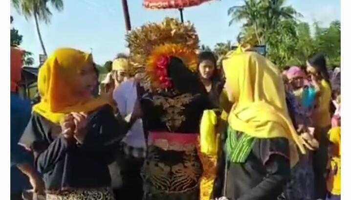 Miris, Pengantin Wanita Menangis Peluk Mantan Pacar yang Hadiri Acara Perjodohannya!