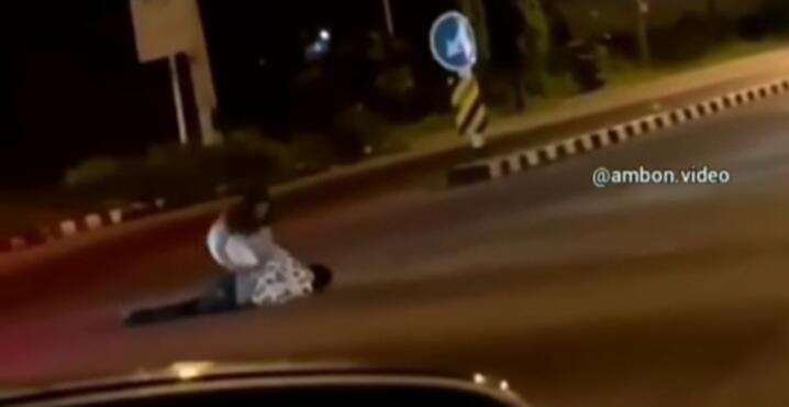 Konyol, Seorang Pria Nangis Berguling di Tengah Jalan Sampai Diseret Oleh Pacarnya!