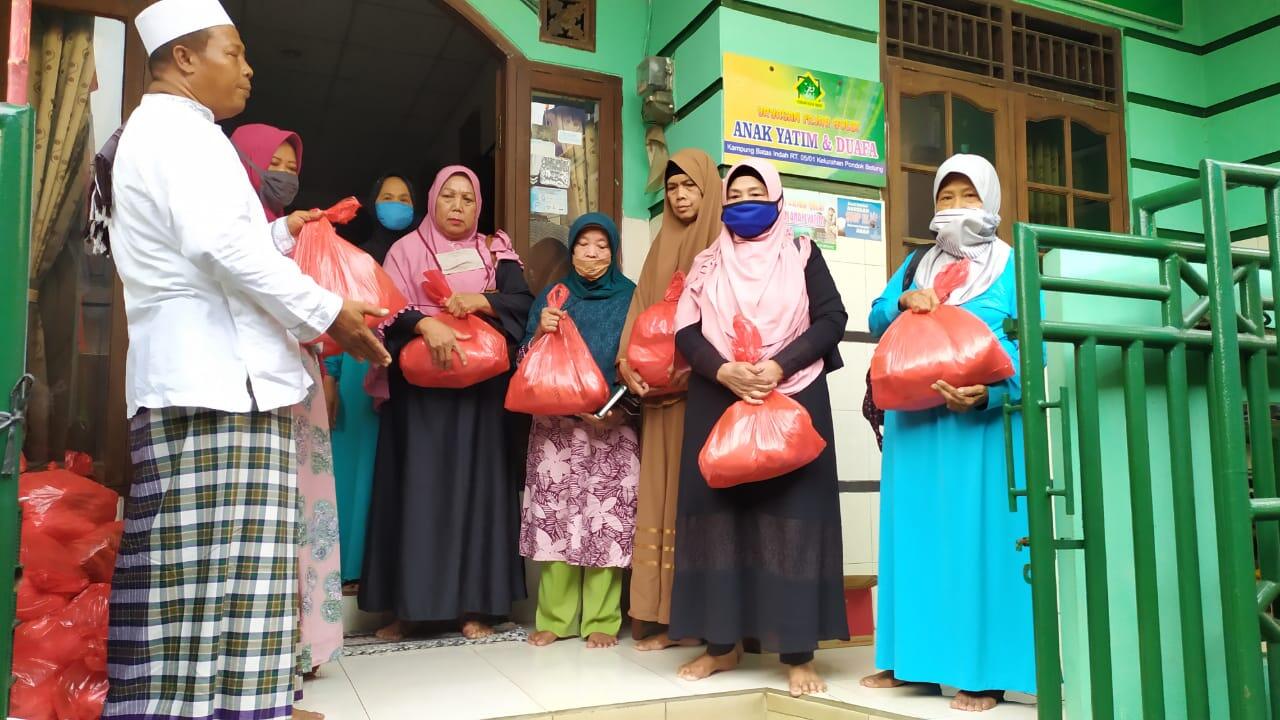 Yayasan Fajar Qolby Salurkan 115 Paket Sembilan Bahan Pokok