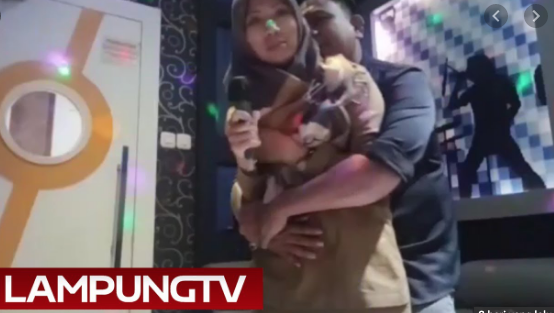 Berduaan di Karaoke, Viral Kades Lampung Tengah Peluk Mesra Istri Kadus