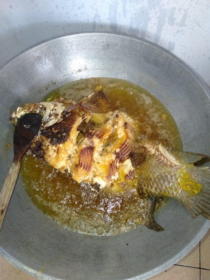 Netizen Ini Bagikan Kisah Sedih Goreng Ikan Gurame Usia 23 Tahun