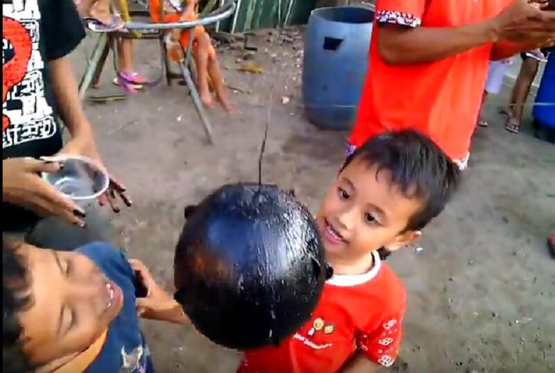 Mengenang Bibir Jontor karena Ikut Lomba Gigit Koin di Semangka Pada HUT RI Ke-64!