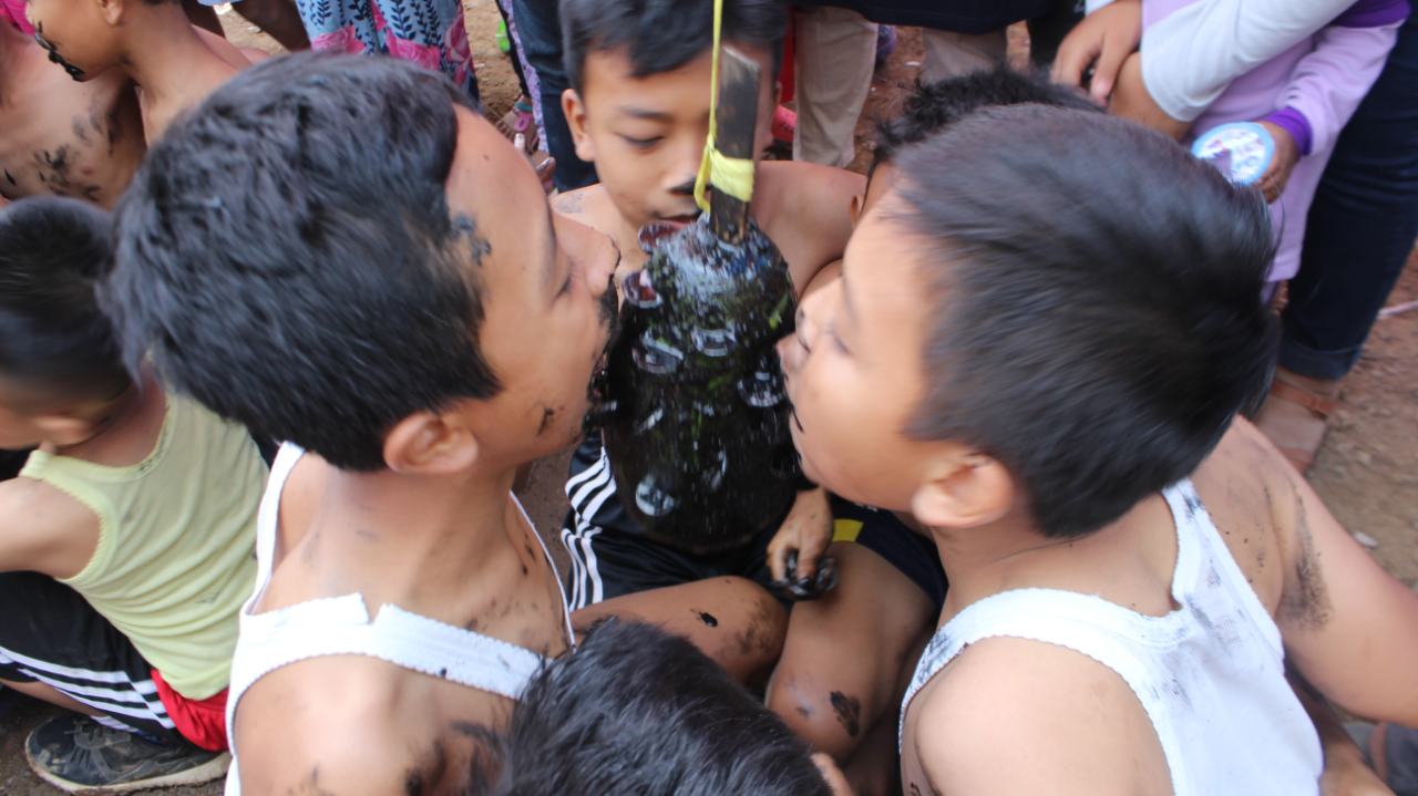 Mengenang Bibir Jontor karena Ikut Lomba Gigit Koin di Semangka Pada HUT RI Ke-64!