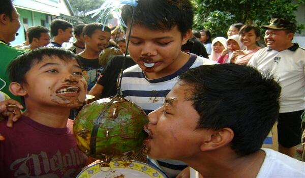 Mengenang Bibir Jontor karena Ikut Lomba Gigit Koin di Semangka Pada HUT RI Ke-64!