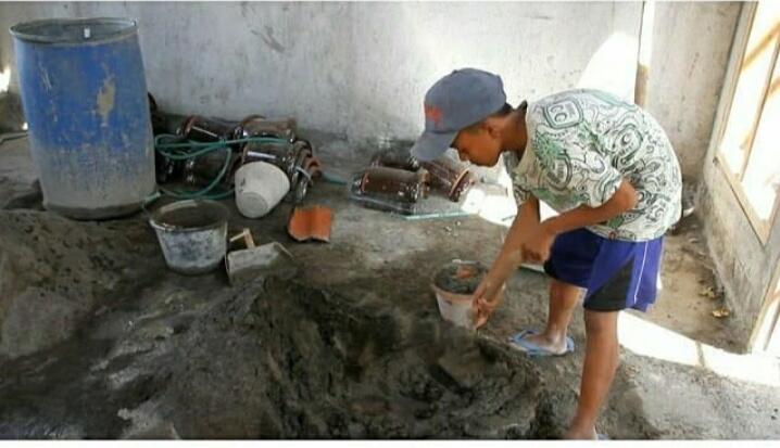 Kisah Pelajar yang Terpaksa Jadi Kuli Untuk Beli HP Agar Bisa Sekolah Daring, Viral!