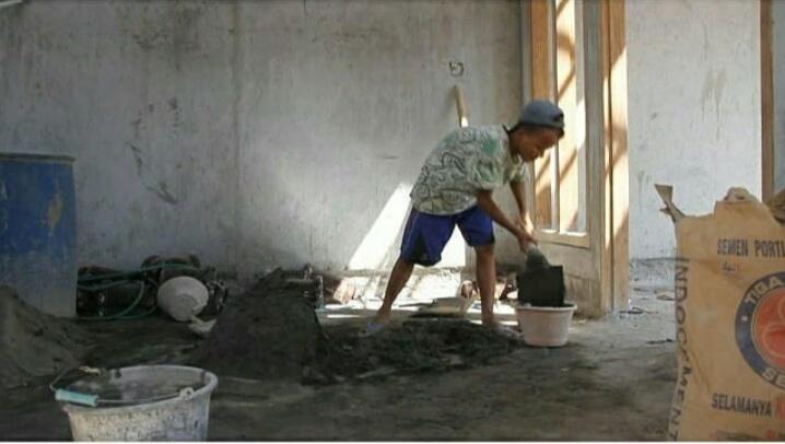 Kisah Pelajar yang Terpaksa Jadi Kuli Untuk Beli HP Agar Bisa Sekolah Daring, Viral!