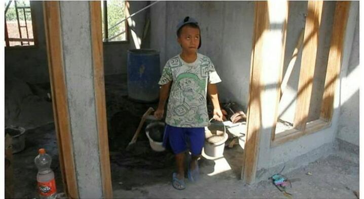 Kisah Pelajar yang Terpaksa Jadi Kuli Untuk Beli HP Agar Bisa Sekolah Daring, Viral!