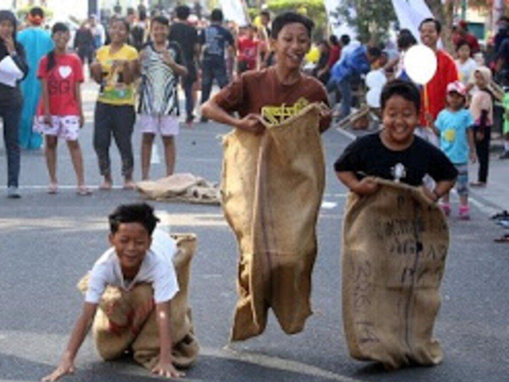 Kenangan Lucu dan Memalukan Ikut Lomba Balap Karung Masa SD, Menyambut HUT RI KE-62!