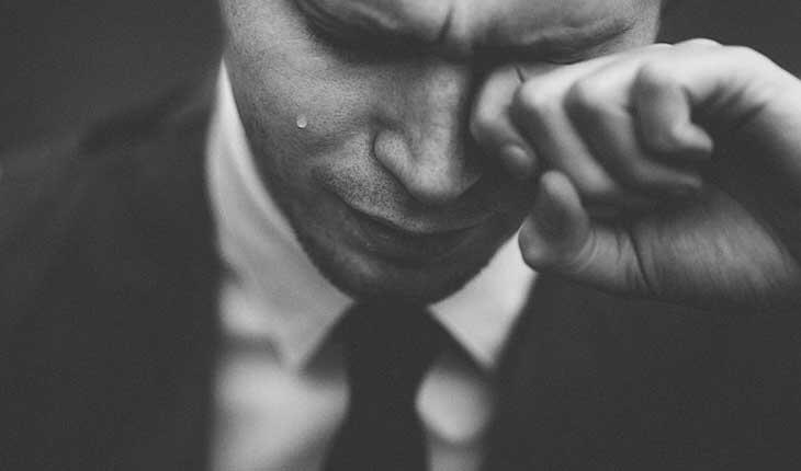 7 Hal Yang Biasa Dilakukan Pria Untuk Menutupi Luka Akibat Patah Hati