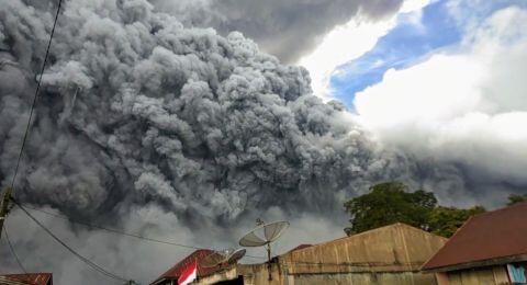 Suasana Mencekam Gunung Sinabung Erupsi, 15 Menit Langit Genap Gulita