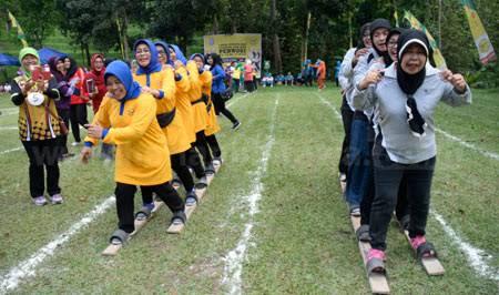 Kenangan Lomba Bakiak Saat 17 Agustusan
