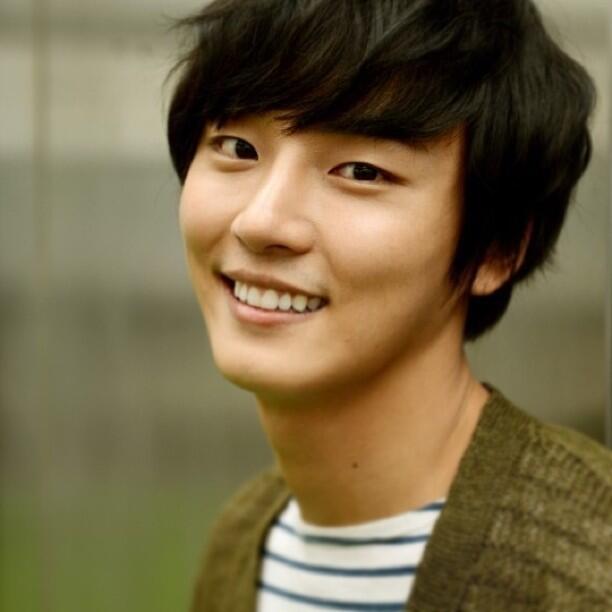 Jadi Detektif Keren di Drakor Dunia Pararel Train, Yoon Si Yoon Makin Cute!