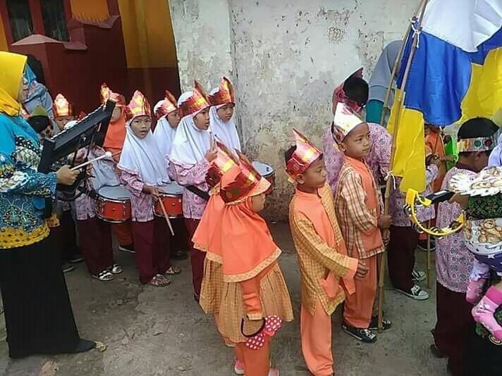 Agustus Dalam Kenangan, Jalan Kaki Demi Upacara