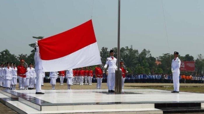 Agustus Dalam Kenangan, Jalan Kaki Demi Upacara