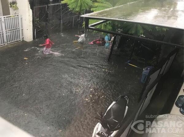 Permukiman di Lenteng Agung Sempat Banjir 30 Cm Saat Hujan Deras

