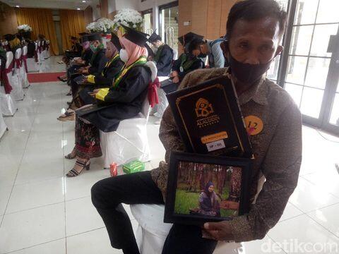 Haru Ortu Gantikan Wisuda Putri yang Meninggal, IPK Si Mahasiswi 3,90