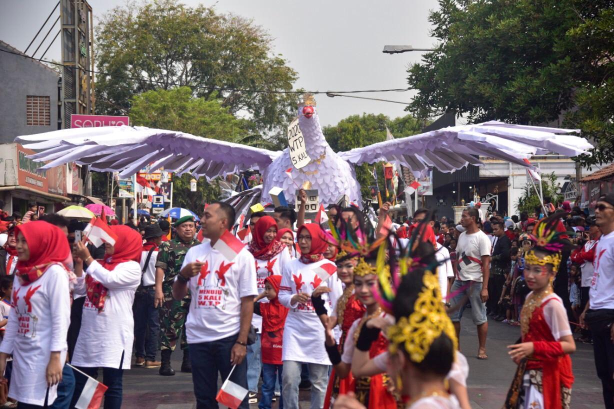 Kenangan Ikut Parade Mobil Hias Saat 17an