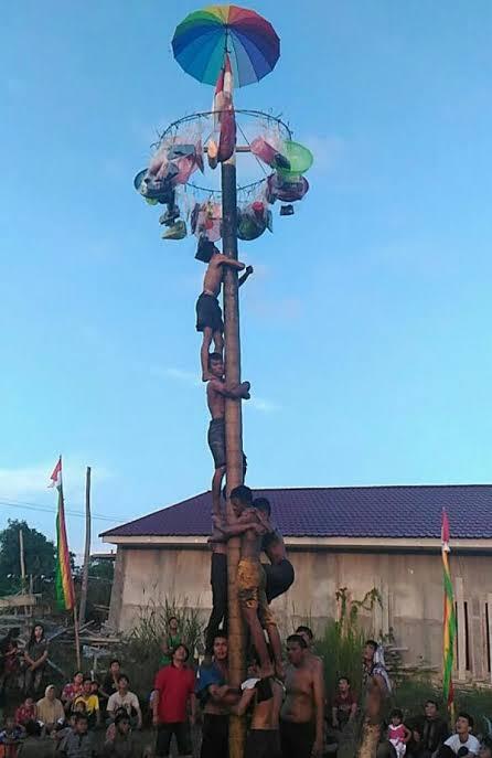 Suka duka sebagai peserta panjat pinang, namun penuh kebahagiaan dan semangat 